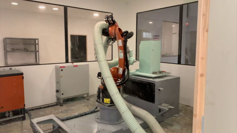 Robot KUKA en enceinte sécurisée